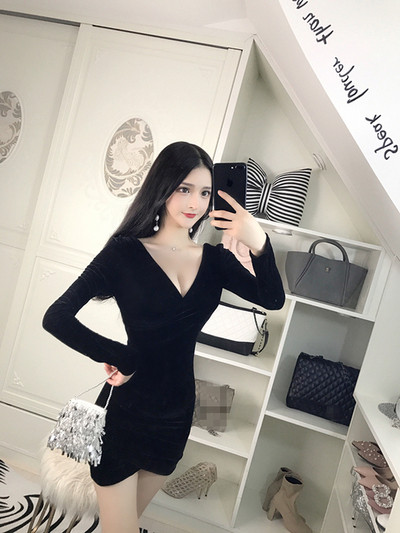 Stílusos női bársonyruha V-nyakú fekete és piros színben