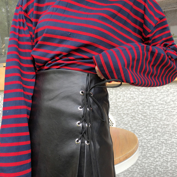 Műbőr női szoknya nyakkendővel és bojttal, fekete színben