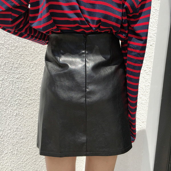 Műbőr női szoknya nyakkendővel és bojttal, fekete színben