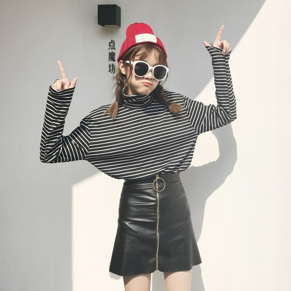 Modern női bőrszoknya fekete színű cipzárral