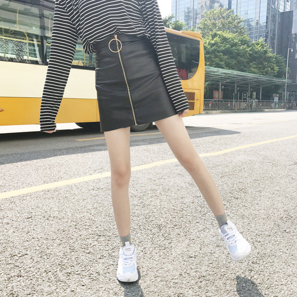 Modern női bőrszoknya fekete színű cipzárral