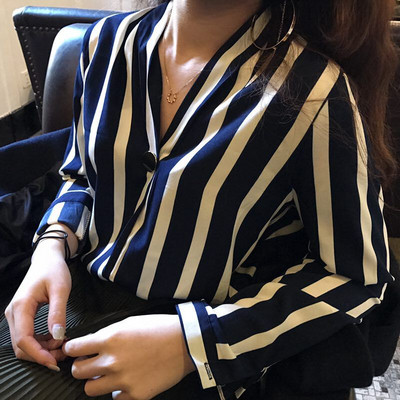 Раирана дамска риза с V-образно деколте и метален елемент в два цвята