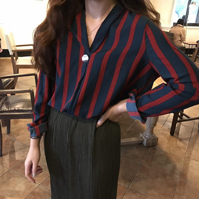 Раирана дамска риза с V-образно деколте и метален елемент в два цвята