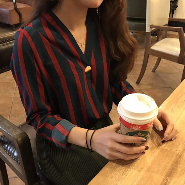 Раирана дамска риза с V-образно деколте и метален елемент в два цвята