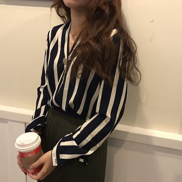 Раирана дамска риза с V-образно деколте и метален елемент в два цвята