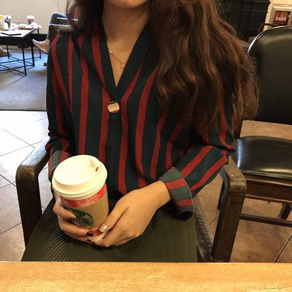 Раирана дамска риза с V-образно деколте и метален елемент в два цвята