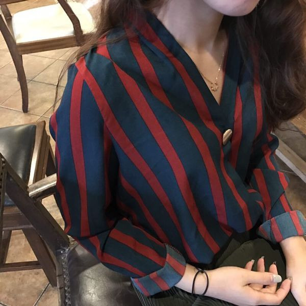 Раирана дамска риза с V-образно деколте и метален елемент в два цвята