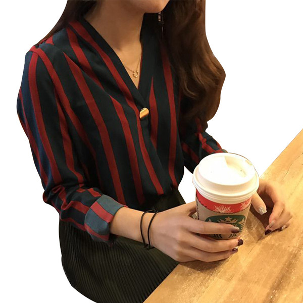 Раирана дамска риза с V-образно деколте и метален елемент в два цвята