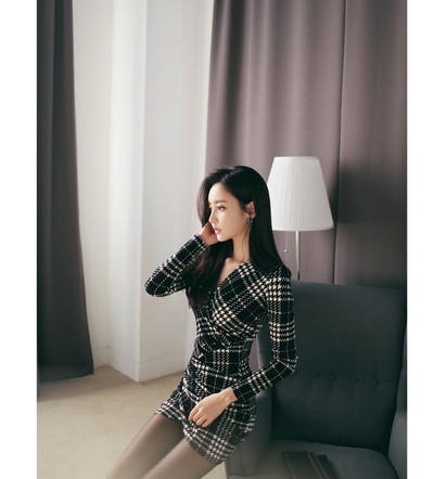 Rochie de damă elegantă în carouri, cu decolteu în V