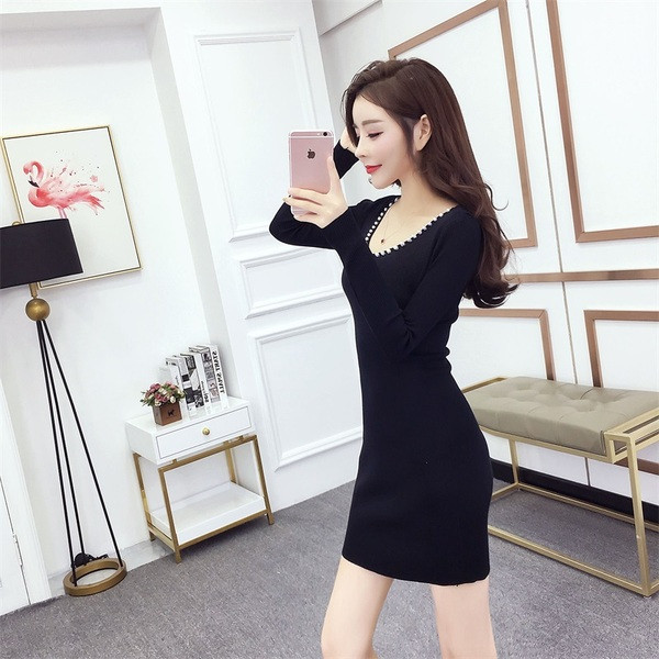 Fekete női ruha, hátul csipkével