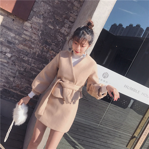 Stílusos női szett barna színben, két részből - szoknya és kabát