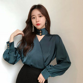 Stílusos női ing V-nyakkal és lámpás ujjakkal, zöld színben