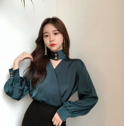 Stílusos női ing V-nyakkal és lámpás ujjakkal, zöld színben