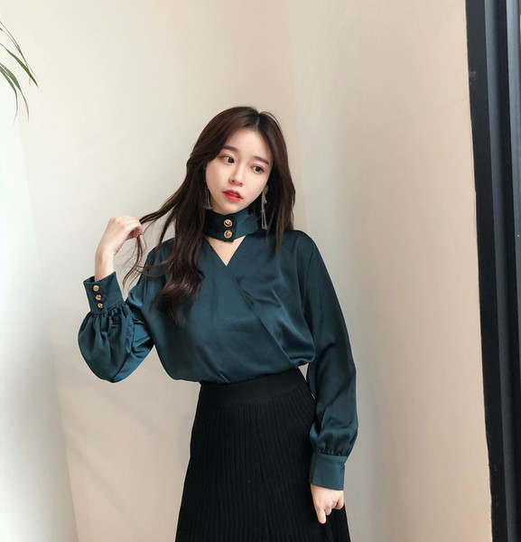 Stílusos női ing V-nyakkal és lámpás ujjakkal, zöld színben