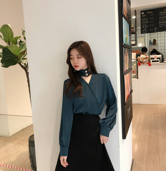 Stílusos női ing V-nyakkal és lámpás ujjakkal, zöld színben