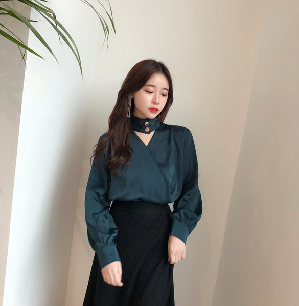 Stílusos női ing V-nyakkal és lámpás ujjakkal, zöld színben