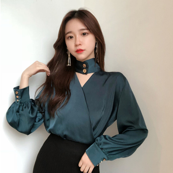 Stílusos női ing V-nyakkal és lámpás ujjakkal, zöld színben