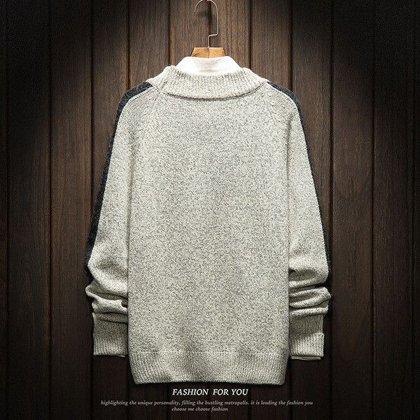 Modern férfi pulóver rátéttel és oldalszalagokkal