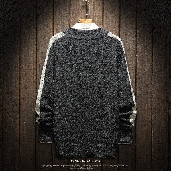 Modern férfi pulóver rátéttel és oldalszalagokkal
