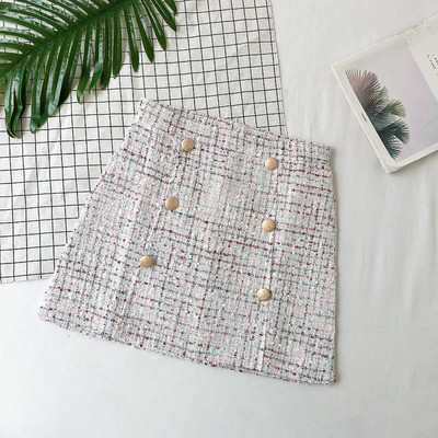 Aktuális női szoknya fekete-fehér gombokkal