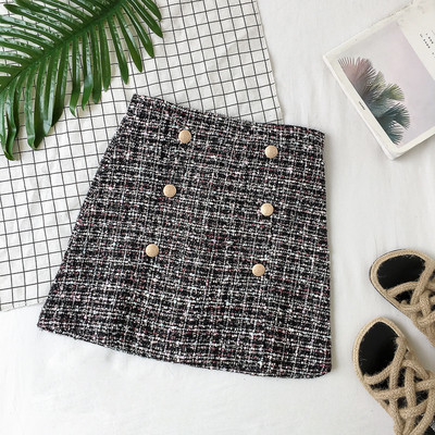 Aktuális női szoknya fekete-fehér gombokkal