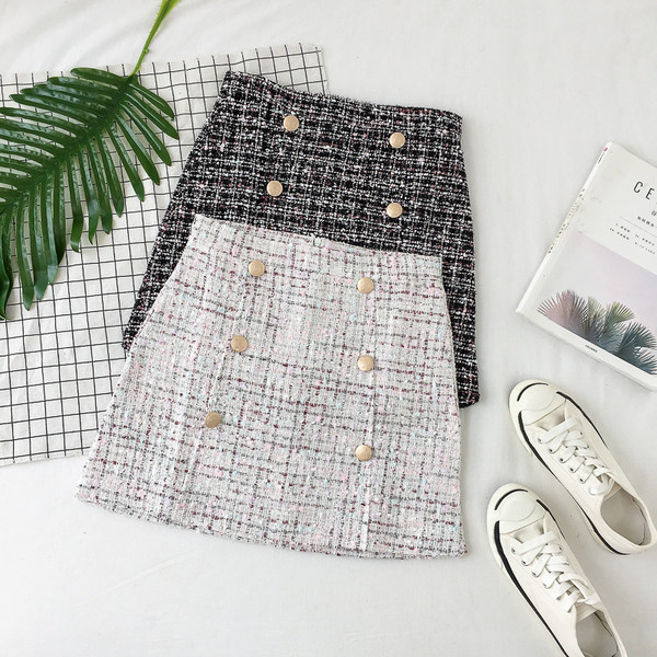 Aktuális női szoknya fekete-fehér gombokkal