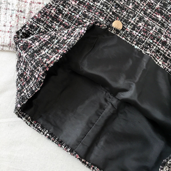 Aktuális női szoknya fekete-fehér gombokkal