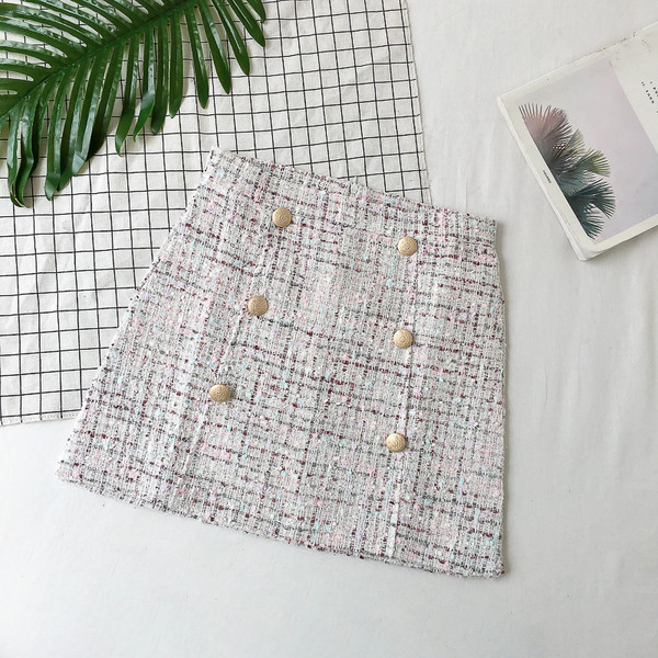 Aktuális női szoknya fekete-fehér gombokkal