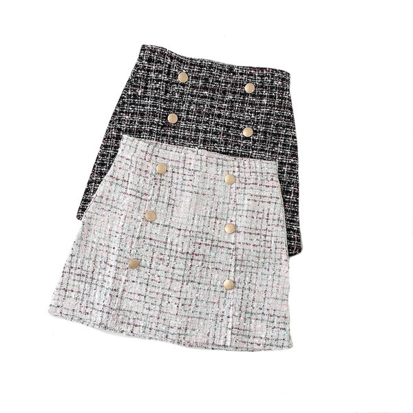Aktuális női szoknya fekete-fehér gombokkal