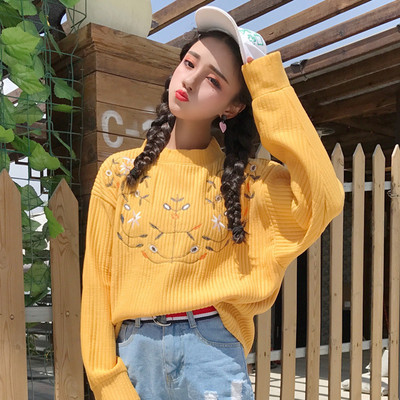 Модерен дамски пуловер с бродерия в жълт и бял цвят