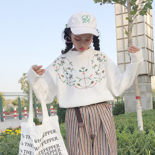 Modern női pulóver sárga és fehér hímzéssel