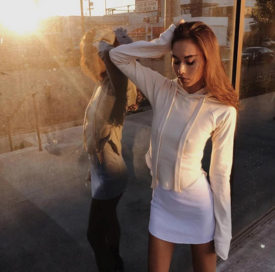 Sportos-alkalmi női blúz kapucnival több színben