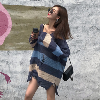 Раиран дамски пуловер с разкъсани мотиви в два цвята