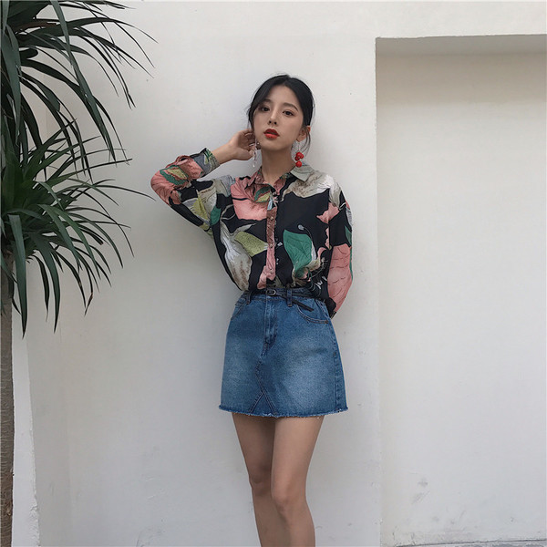 Fekete színű, virágmintás női ing