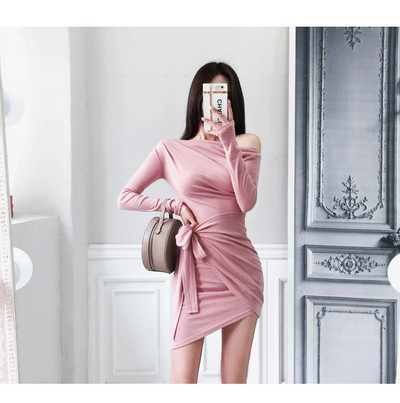 Rochie elegantă de damă cu umăr căzut în negru și roz