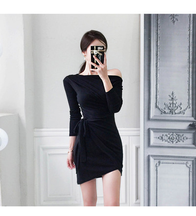 Rochie elegantă de damă cu umăr căzut în negru și roz