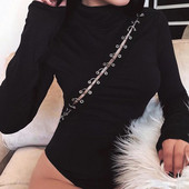 Corpul femeilor moderne în negru