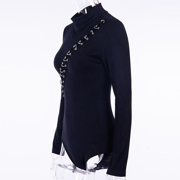 Corpul femeilor moderne în negru