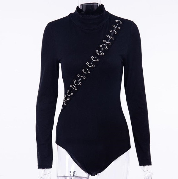 Corpul femeilor moderne în negru