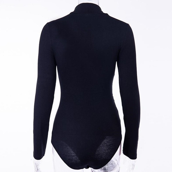 Corpul femeilor moderne în negru