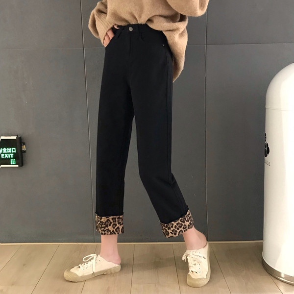 Aktuális női farmer széles modell színes béléssel