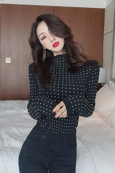 Bluză de damă modernă în negru