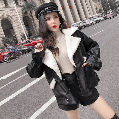 Aktuális női kabát eko bőrből puha béléssel fekete színben