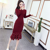 Női téli ruha gyöngyökkel, piros és fekete színben