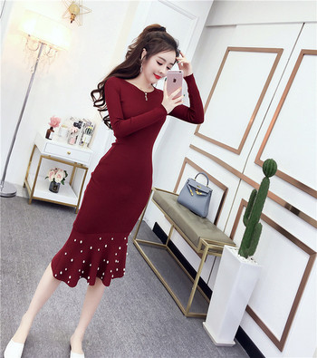 Női téli ruha gyöngyökkel, piros és fekete színben