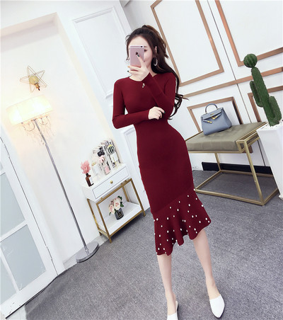 Női téli ruha gyöngyökkel, piros és fekete színben