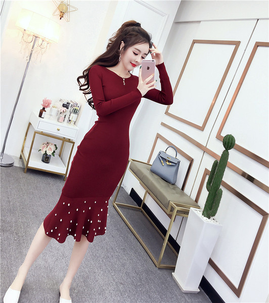 Női téli ruha gyöngyökkel, piros és fekete színben