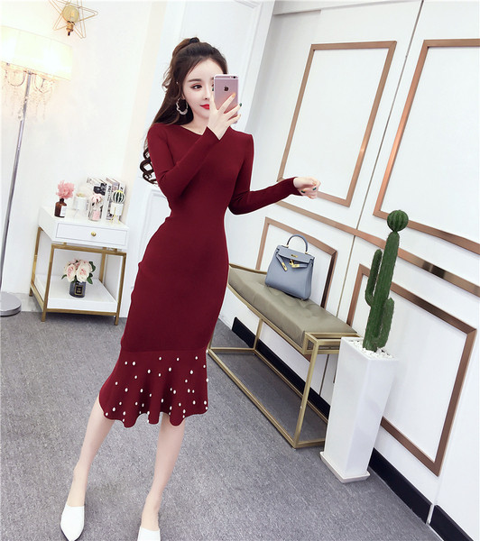 Női téli ruha gyöngyökkel, piros és fekete színben