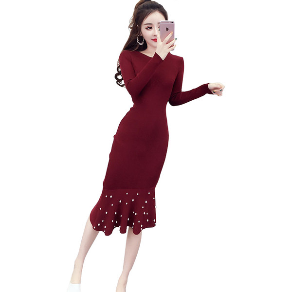 Női téli ruha gyöngyökkel, piros és fekete színben