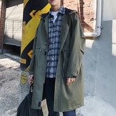 Hétköznapi férfi esőkabát kapucnival és nyakkendővel, három színben